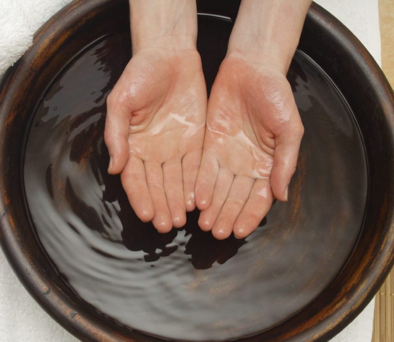 Zeremonielles Händewaschen vor einer Reiki-Behandlung zur energetischen Reinigung