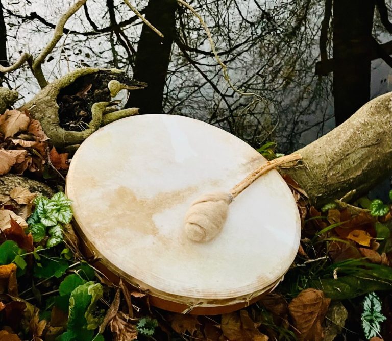 Zeremonielles Händewaschen vor einer Reiki-Behandlung zur energetischen Reinigung