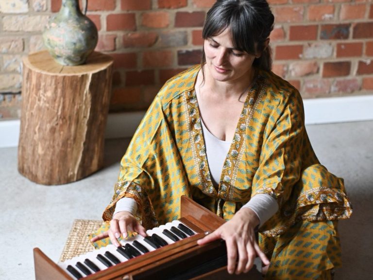 Mantra singen Mantrasingen mit Susann Mahira und Souls of Mantra in gemeinsamer spiritueller Praxis