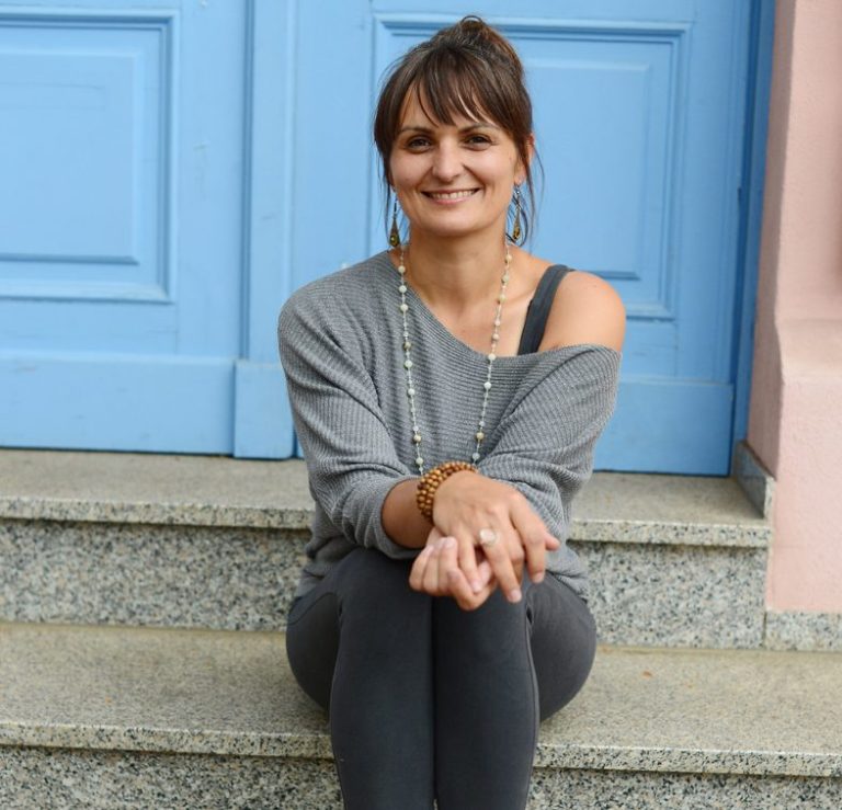 Dieses Bild zeigt die Yoga-Lehrerin Susann Mahira.